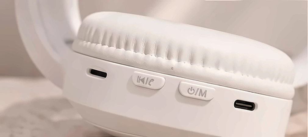 Control buttons and USB-C port on the ear cup